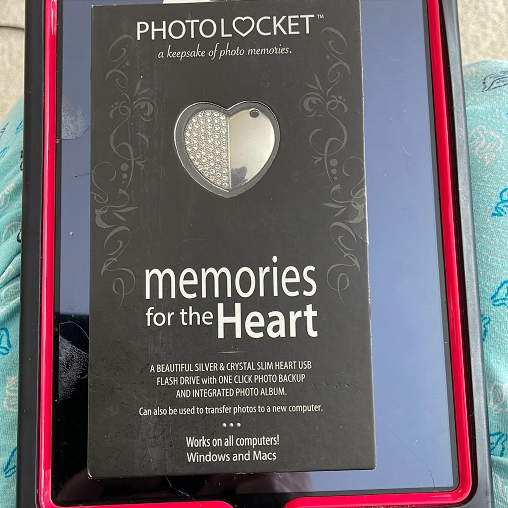 PHOTO L🤍CKET FlashDrive